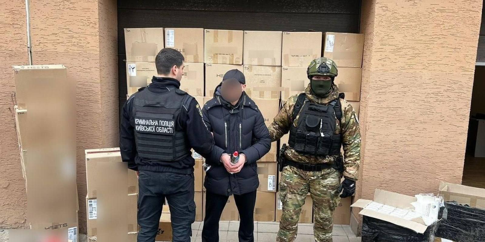 300 ошуканих клієнтів по всій Україні: 47-річний чоловік продавав муляжі замість тютюнових виробів 300 ошуканих клієнтів по всій Україні: 47-річний чоловік продавав муляжі замість тютюнових виробів