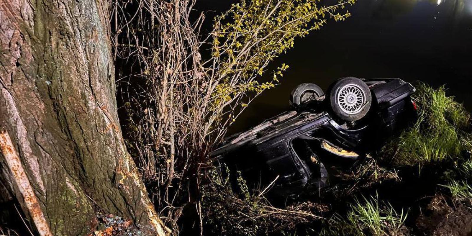 ДТП у Василькові на Київщині: 23-річний водій легковика злетів у річку ДТП у Василькові на Київщині: 23-річний водій легковика злетів у річку