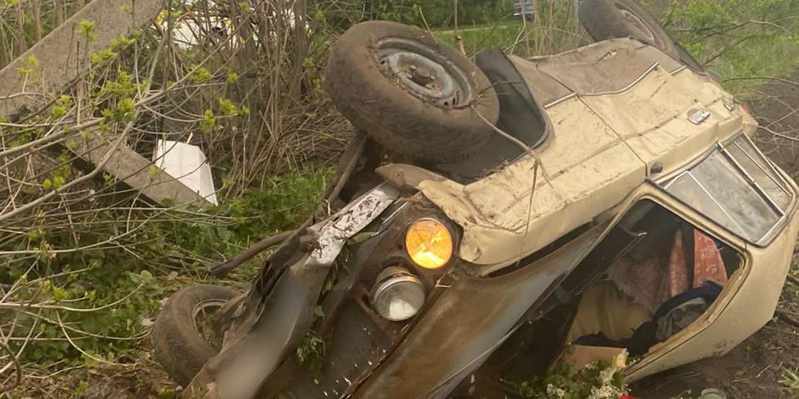 На Київщині нетверезий водій з’їхав у кювет і врізався в електроопору