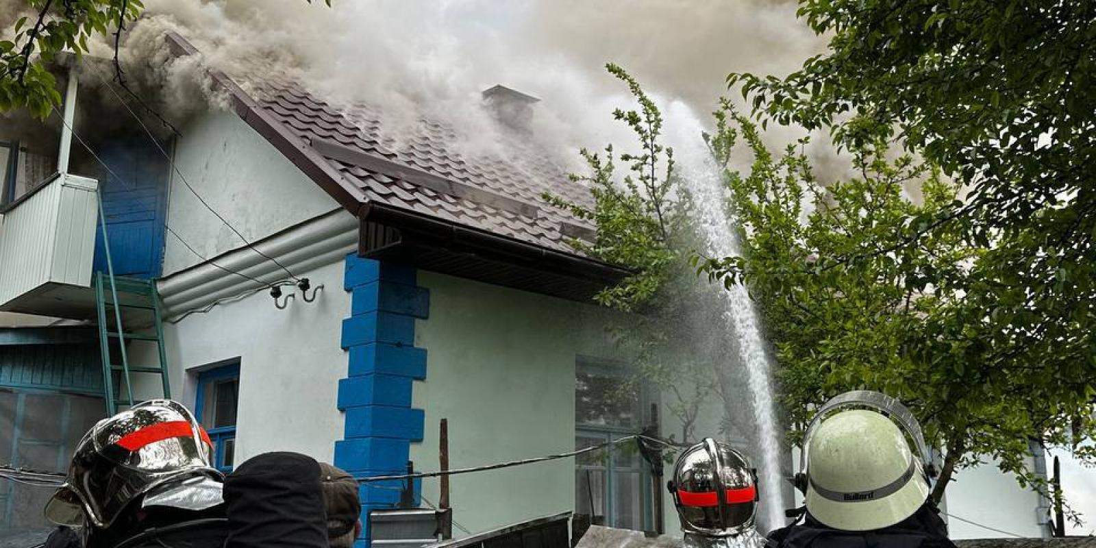 В селищі Чабани на Київщині загорівся будинок В селищі Чабани на Київщині загорівся будинок