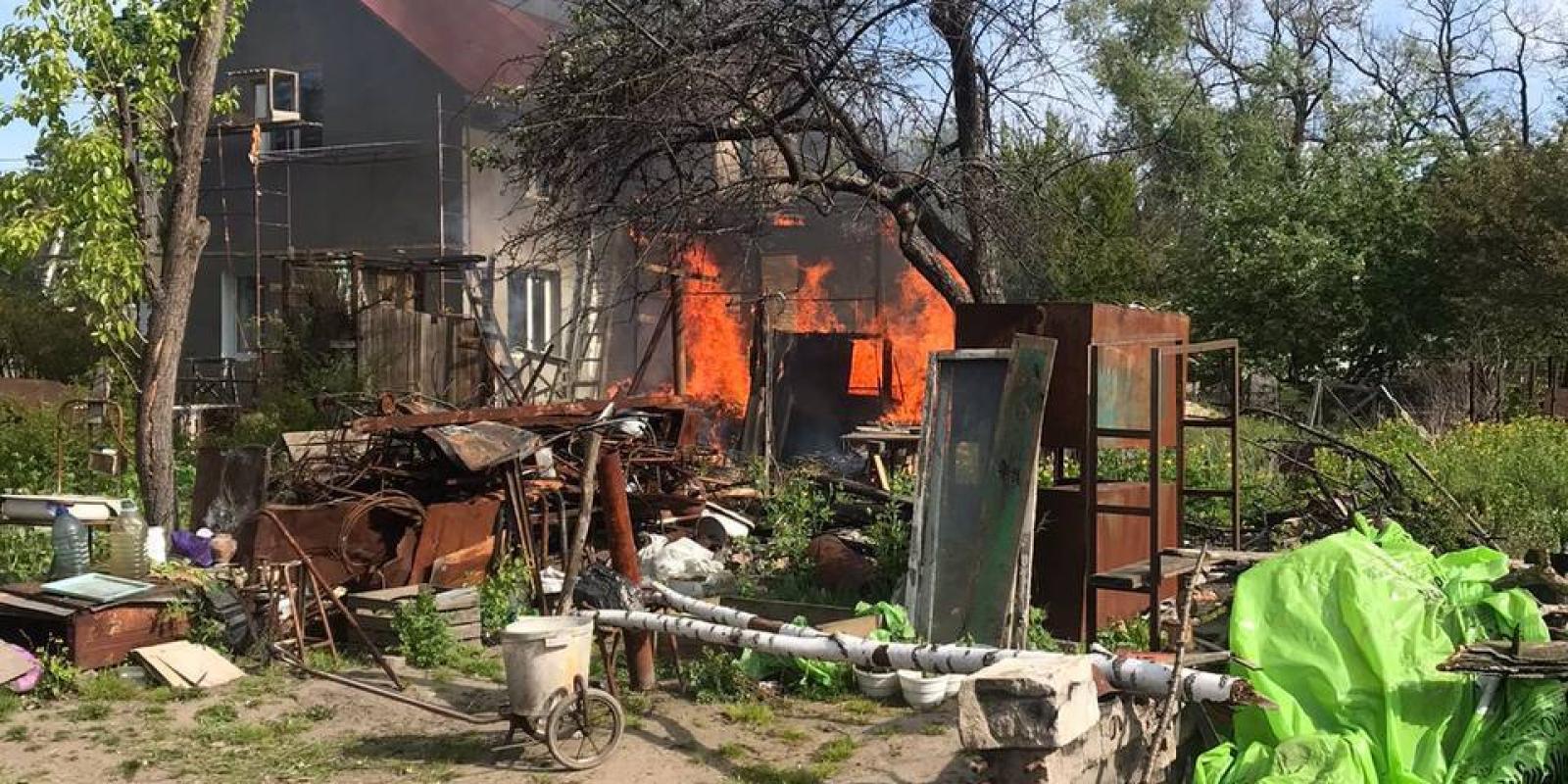Пожежа у Бучі: горить господарська будівля на території одного з приватних домоволодінь Пожежа у Бучі: горить господарська будівля на території одного з приватних домоволодінь