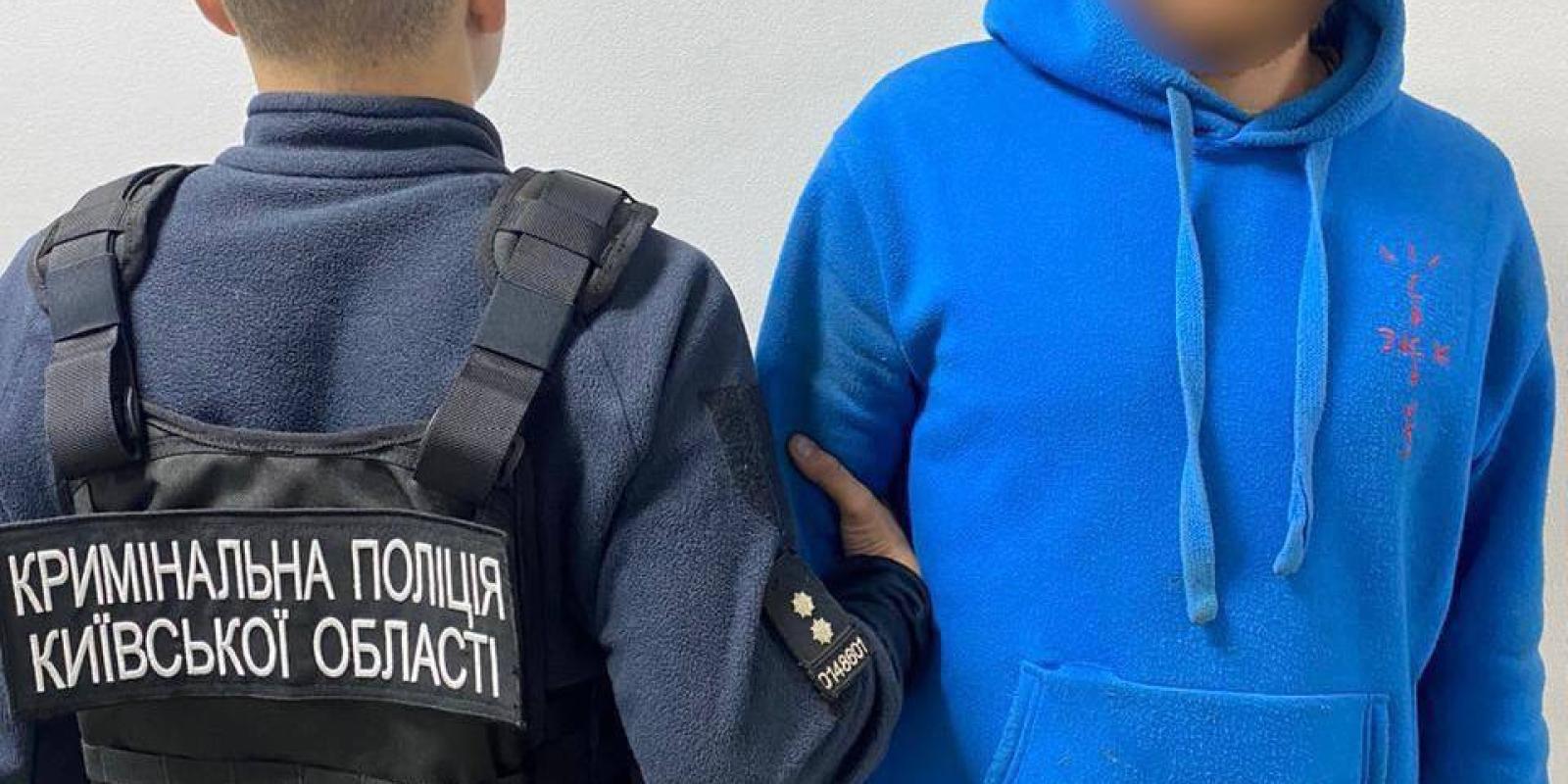 В селищі на Київщині двоє осіб пошкодили службове авто та накинулися з кулаками до поліцейських В селищі на Київщині двоє осіб пошкодили службове авто та накинулися з кулаками до поліцейських