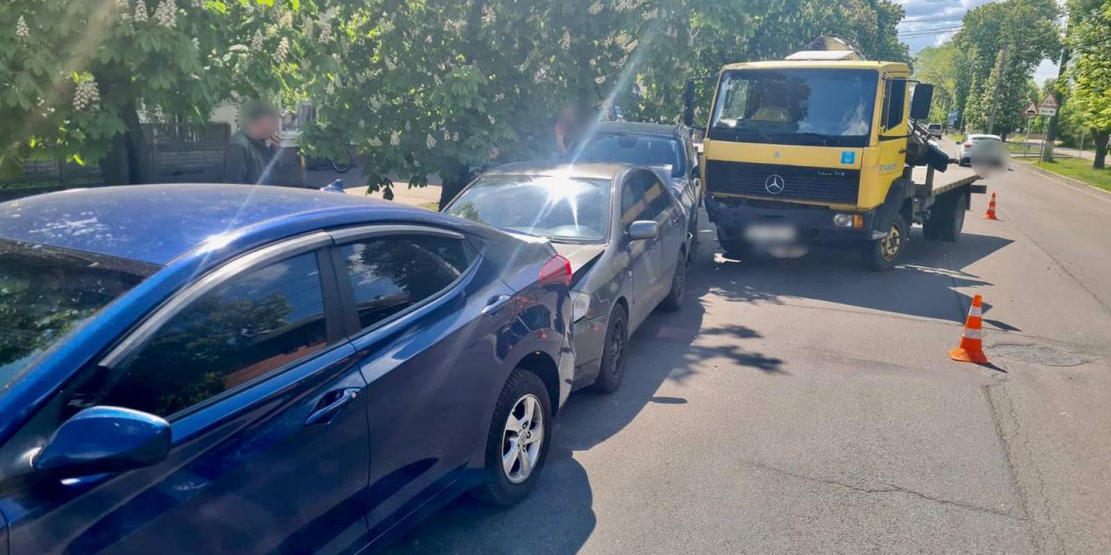 ДТП на Київщині: зіткнулися чотири автівки ДТП на Київщині: зіткнулися чотири автівки