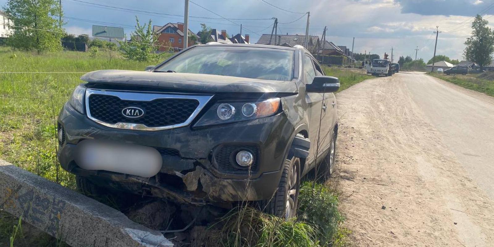 Водію стало зле: в селі на Київщині автомобіль зіткнувся з електроопорою