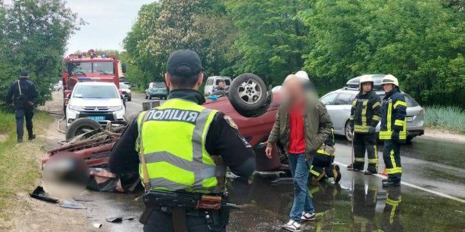 У Броварах водій не впорався з керуванням та вʼїхав у дерево: є потерпілі