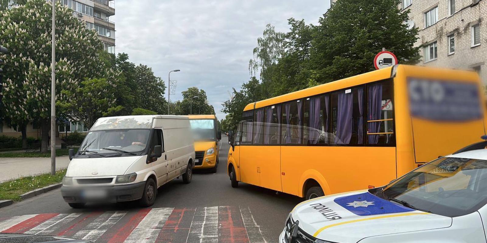 У Київській області аварія: автобус збив жінку