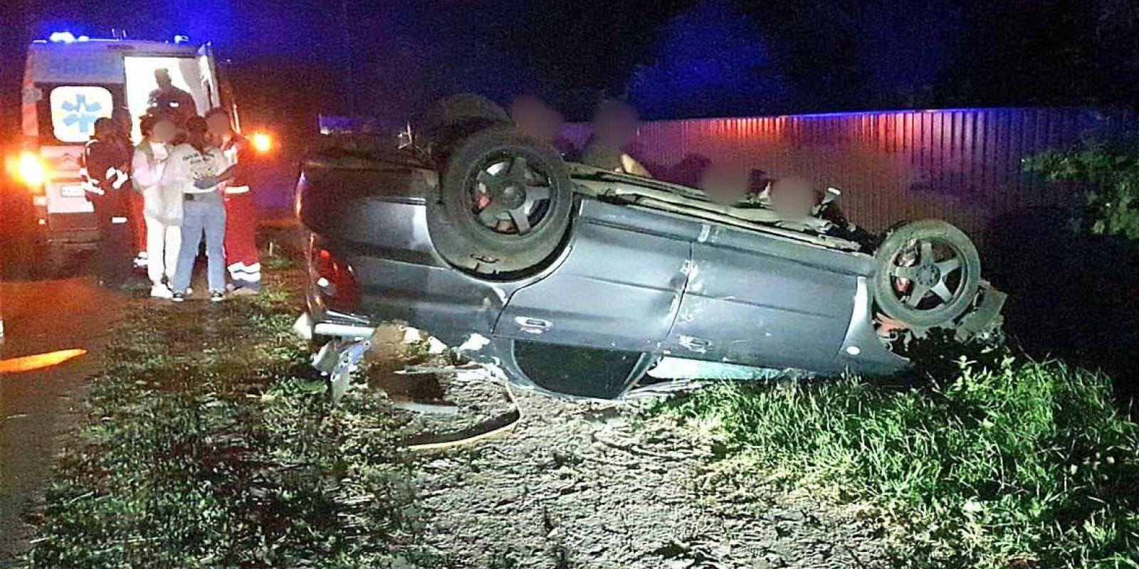 ДТП на Київщині: в Яготині авто зʼїхало з дороги та перекинулося ДТП на Київщині: в Яготині авто зʼїхало з дороги та перекинулося