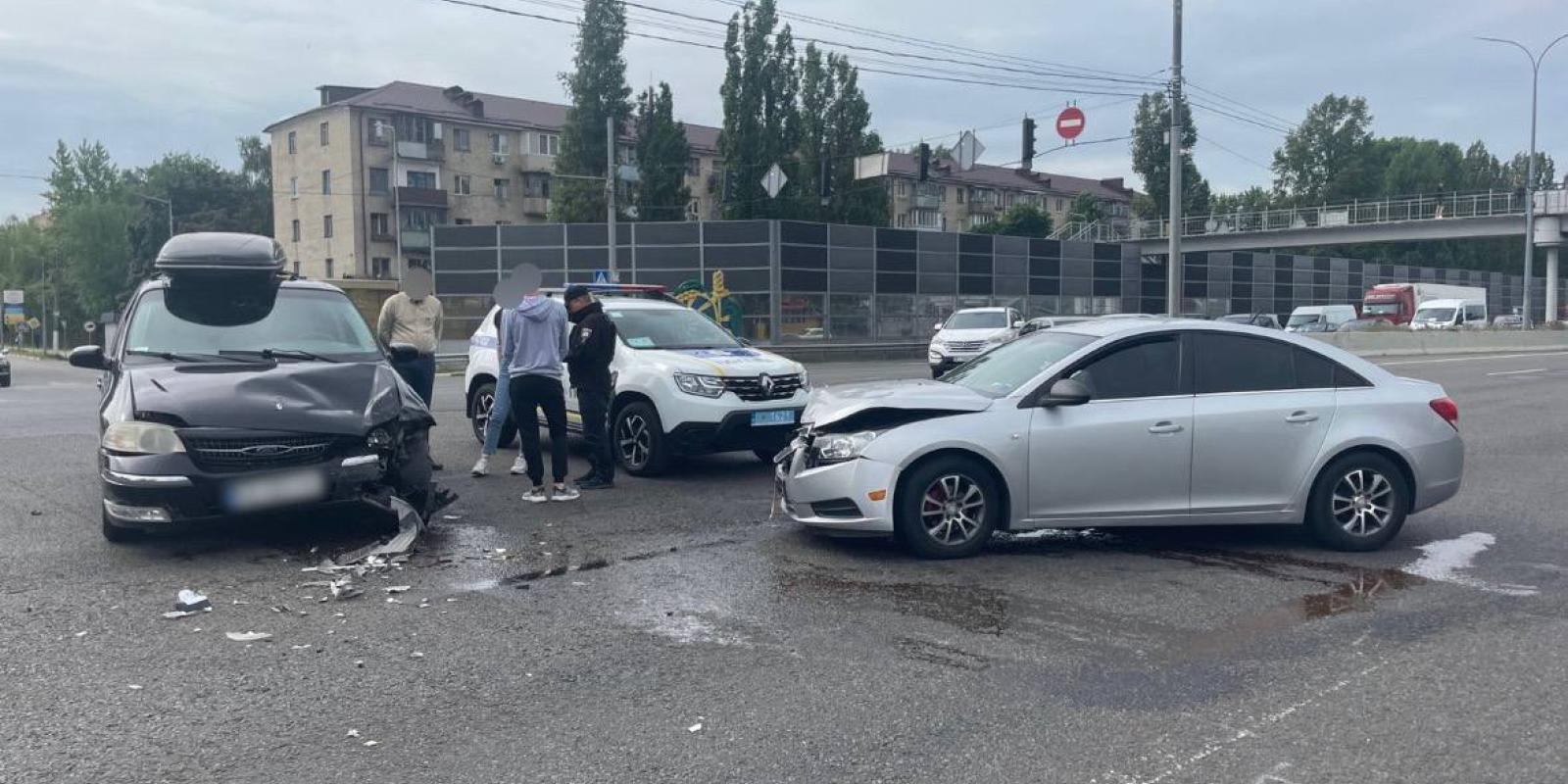 Аварія на 13 км автодороги Київ-Одеса: зіткнулися два автомобілі Аварія на 13 км автодороги Київ-Одеса: зіткнулися два автомобілі