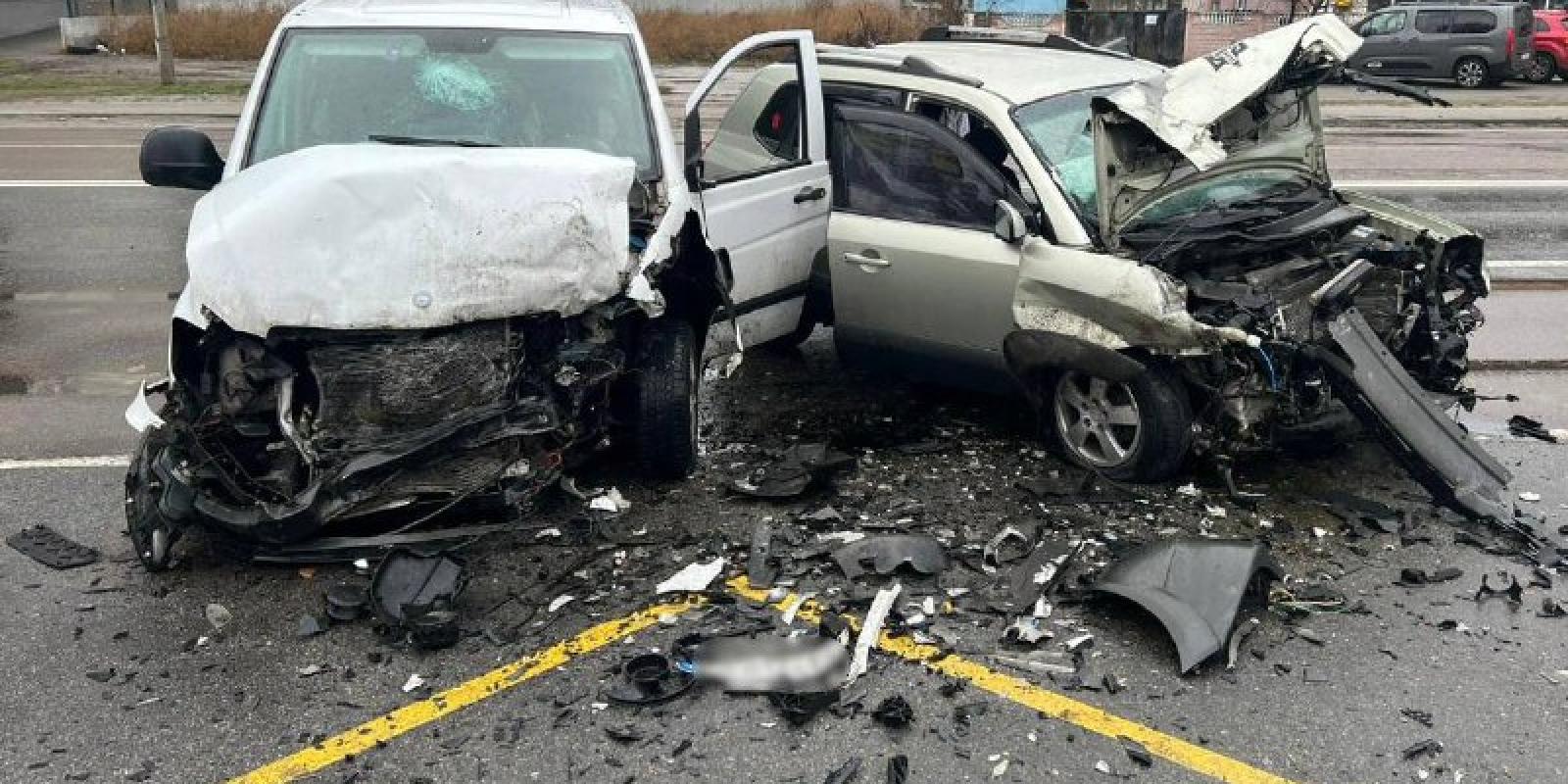 Аварія на Київщині: постраждали п'ятеро людей, дві автівки розтрощено 