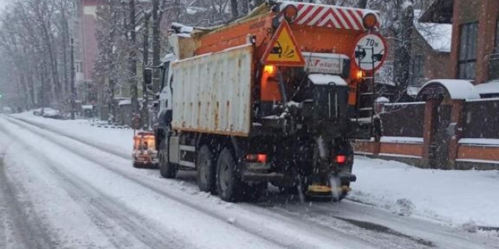 На дорогах Київщини проводять протиожеледну обробку: задіяно понад 80 одиниць спецтехніки