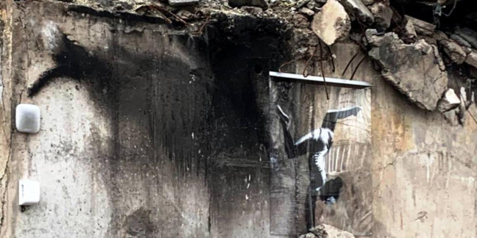 У Бородянці роботи Бенксі захистили склом та встановлюють систему з датчиками руху