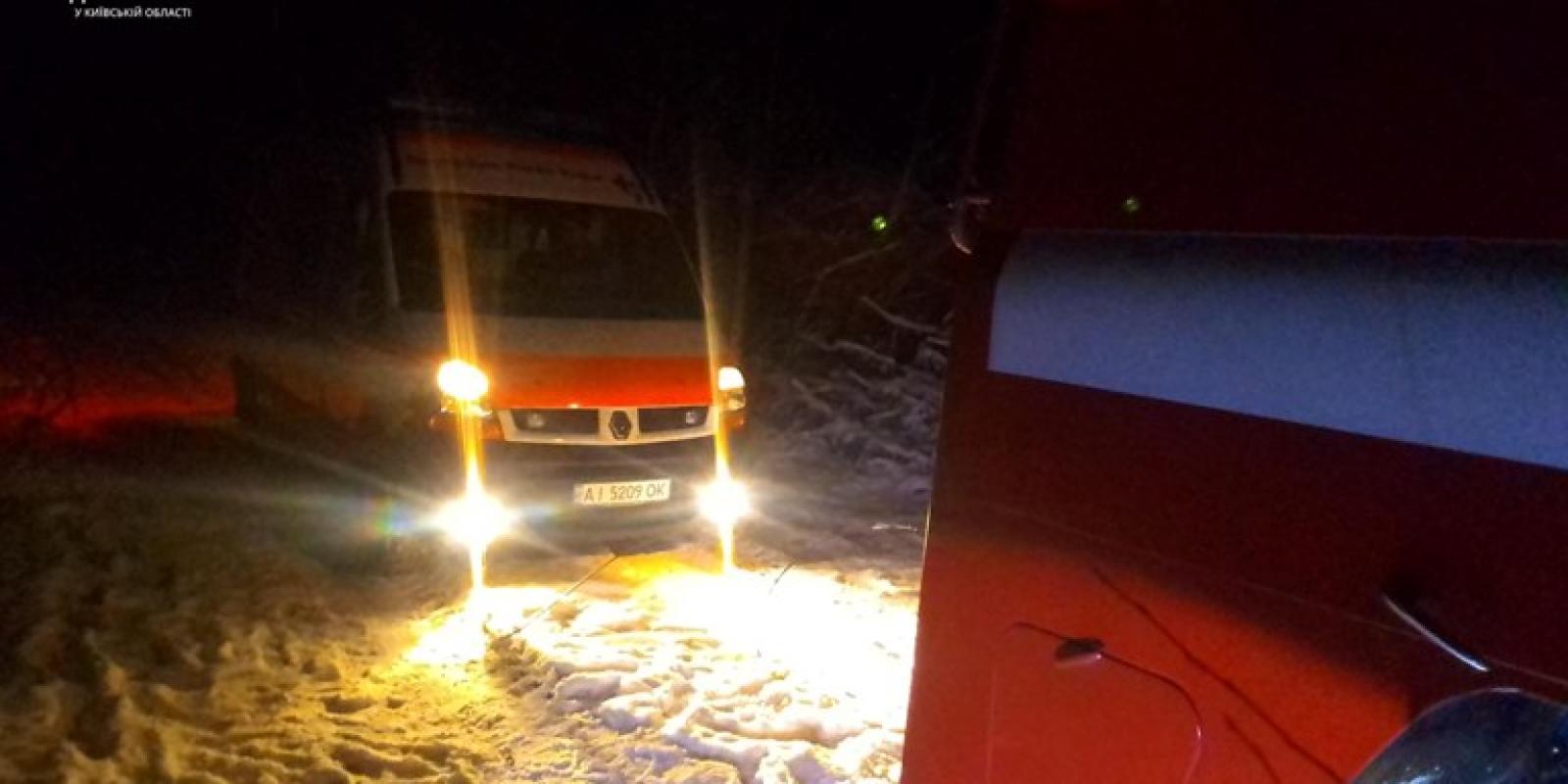 На Київщині на замерзлій дорозі застрягла швидка