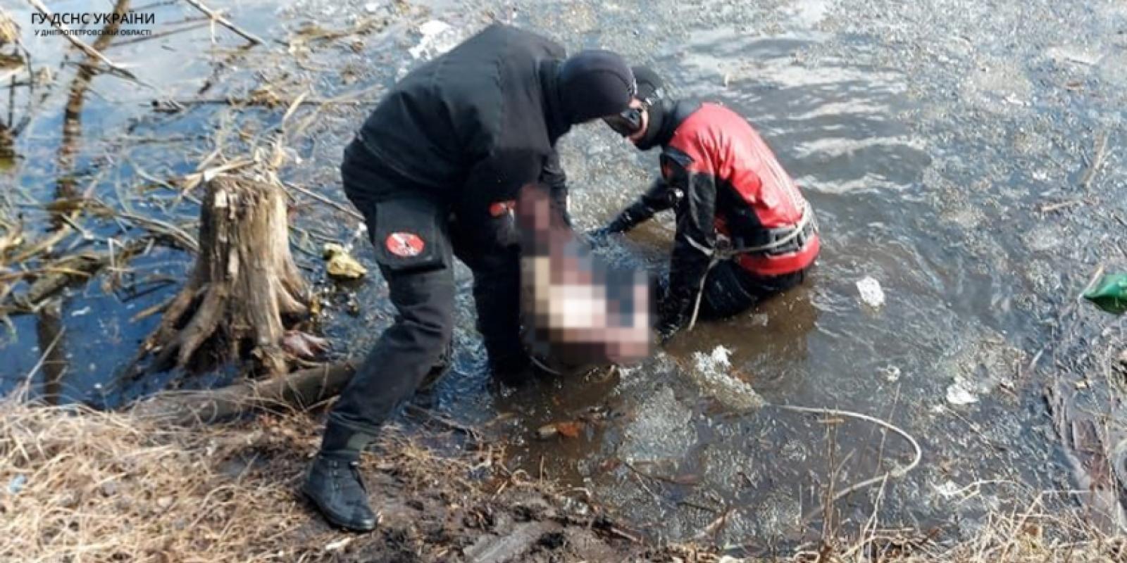 У Києві із водойми дістали тіло чоловіка У Києві із водойми дістали тіло чоловіка